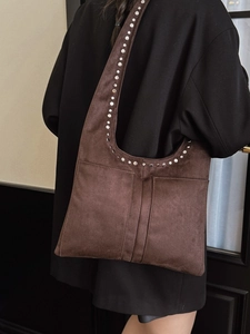 Sac bandoulière vintage en daim marron avec rivets argentés et large bandoulière de style
