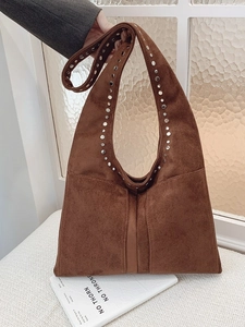Sac hobo en daim marron avec rivets métalliques argentés et grande bandoulière