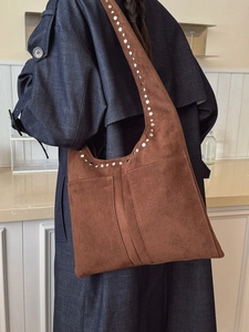 Sac bandoulière vintage en daim marron avec clous métalliques et grandes poches