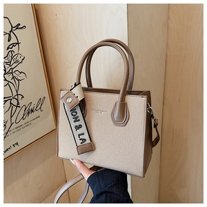 Détail du sac cabas en toile beige avec bordure en cuir marron et sangle MON & LA