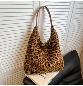Detail of the leopard print faux fur tote bag with brown leather shoulder straps