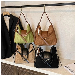 Détails des sacs fourre-tout hobo vintage en quatre couleurs avec breloques bohèmes