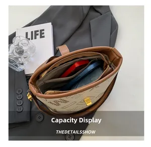 Vue détaillée de l'intérieur spacieux d'un sac seau avec compartiments et objets personnels