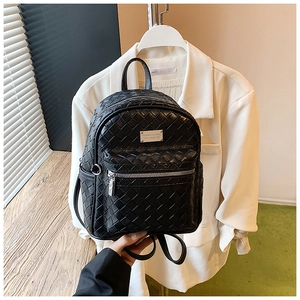 Dettaglio dello zaino in pelle nera intrecciata con trama fine e placca logo dorata