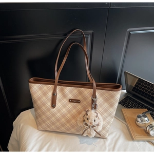 Grande borsa shopper a quadri con finiture in pelle marrone e ciondolo a coniglietto