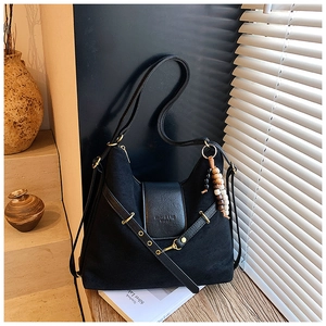 Détail du sac hobo rétro mat montrant le rabat en cuir, boucle en laiton et pendentif