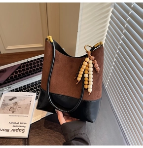 Détails du sac hobo en daim avec glands en perles colorées et finitions dorées élégantes