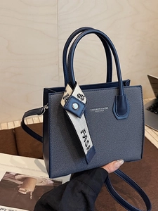 Sac Bandoulière Femme Minimaliste en Cuir PU Petit Sac Carré Vintage Avec Décor de Foulard Sac à Épaule Décontracté pour Trajet