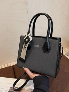 Sac fourre-tout gris texturé avec poignées noires et ruban décoratif pour femmes chic