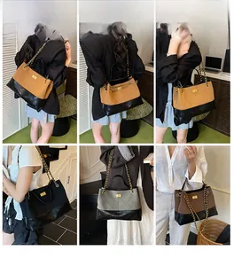 Viste multiple della borsa tote con motivo trapuntato e tracolla a catena d'oro