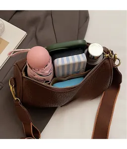 Vue de dessus du sac bandoulière marron grande capacité avec parapluie, téléphone et maquillage