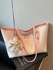 Borsa tote a scacchi rosa e bianca con ciondolo a coniglio e placca in metallo