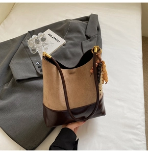 Détail du sac contrasté avec coutures en daim marron et cuir lisse de haute qualité