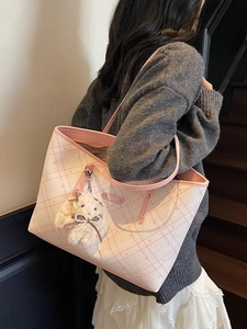 Borsa tote a scacchi rosa e bianchi con ciondolo a forma di coniglio e spalline sottili