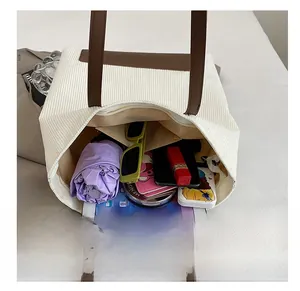 Vista interna della borsa tote in velluto bianco con spazio per oggetti quotidiani