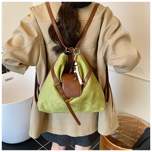 Sac hobo en suède vert avec détails en cuir marron et pendentif à pampilles en perles