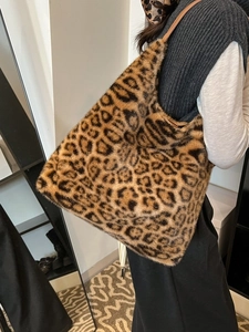 Large capacity faux fur leopard print tote bag with leather straps for women winter