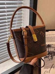 Sac Seau Vintage en Cuir PU avec Impression de Lettres pour Femmes Sac Bandoulière avec Verrou en Métal et Bandoulière Réglable