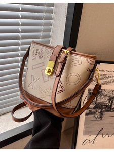 Sac seau bandoulière chic beige et marron avec motifs de lettres et boucle dorée
