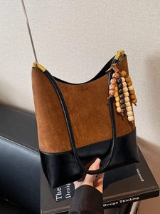 Sac fourre-tout minimaliste en daim marron et cuir noir avec gland à perles stylé