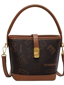 Sac seau rétro marron avec monogramme, fermoir doré et bandoulière amovible