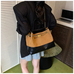 Gros plan du sac cabas matelassé vintage en daim marron et cuir synthétique noir