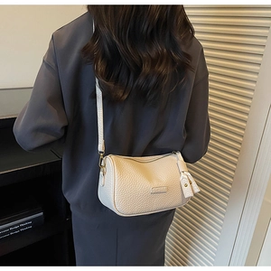Sac bandoulière en cuir blanc grainé avec chaîne dorée et détail de nœud sur le côté