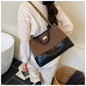 Détail du sac cabas bicolore matelassé avec chaîne dorée et fermoir pivotant