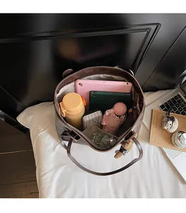 Vista dall'alto della spaziosa borsa tote vintage marrone scuro con ampia capacità interna
