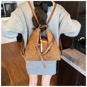 Sac à dos en daim marron avec finition mate vintage et perles décoratives en bois