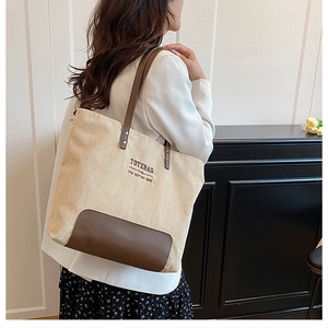 Dettaglio della borsa tote in velluto a coste con base in ecopelle e manici beige