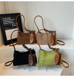 Dettaglio di borse tote in camoscio morbido con spalline intrecciate e mini pochette