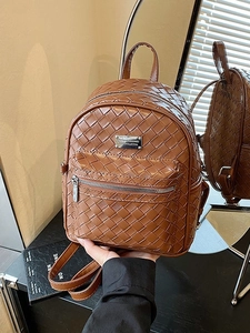 Mini zaino marrone con trama intrecciata, placca in metallo e spallacci regolabili