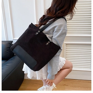 Dettaglio della borsa tote in velluto nero con logo BOTEBAG e fondo in pelle PU nera