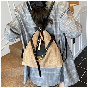 Vue détaillée du sac triangle en daim kaki avec bandoulière à perles rétro au dos