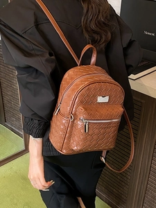 Zaino chic in pelle intrecciata marrone da donna con trama a scacchi e placca in metallo