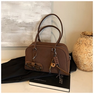 Dettaglio borsa shopper marrone opaco con ciondoli cioccolato e porta occhiali