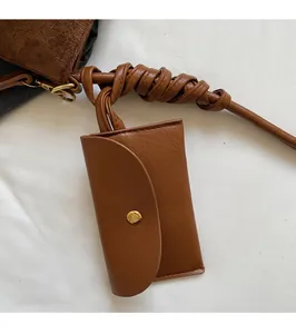 Dettaglio di una mini borsa in pelle testa di moro con chiusura magnetica dorata