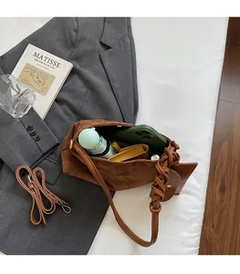 Interno spazioso della borsa hobo in pelle scamosciata marrone con pochette coordinata