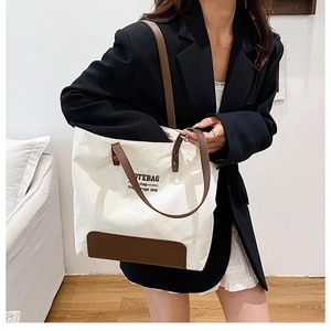 Borsa tote in velluto a coste bianco con manici in pelle marrone e outfit moderno