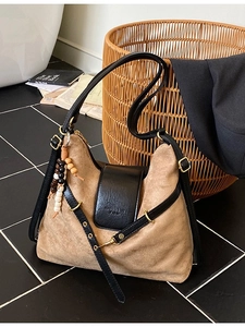 Sac à main rétro en daim marron avec bandoulière en cuir noir et pompon en perles