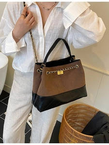 Grand sac à bandoulière rétro en daim marron et cuir matelassé noir avec chaîne