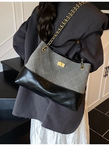 Sac bandoulière rétro en daim gris et cuir noir avec surpiqûres et chaîne dorée