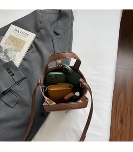 Détail de la grande capacité intérieure pour téléphones et portefeuille du sac seau brun