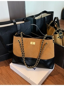 Sac cabas rétro en daim marron et cuir matelassé noir avec bandoulière à chaîne dorée