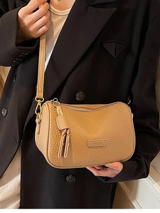 Sac à bandoulière vintage kaki en cuir grainé forme oreiller avec larges bandoulières