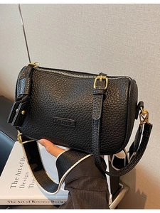 Sac cylindrique rétro en cuir litchi noir avec bandoulière large et métal doré