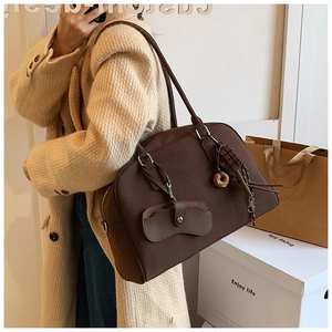 Borsa a spalla marrone smerigliata capiente con ciondoli decorativi in stile vintage