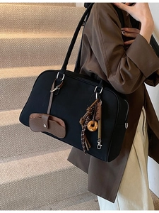 Borsa a spalla nera opaca con fiocco in pelle scamosciata marrone e ciondoli casual