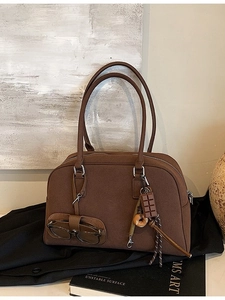 Borsa Boston marrone opaca da donna con porta occhiali e ciondolo cioccolato